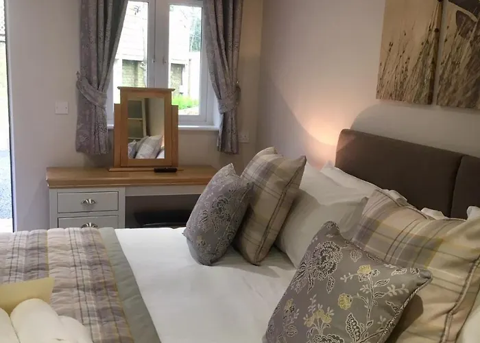 De Courceys Manor Suites & Cottages