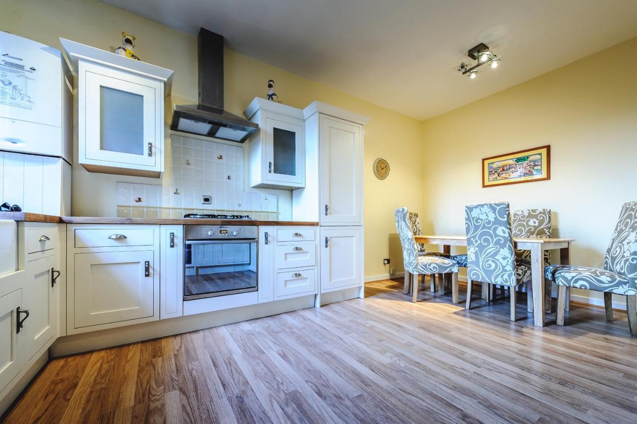 Country house De Courceys Manor & Cardiff