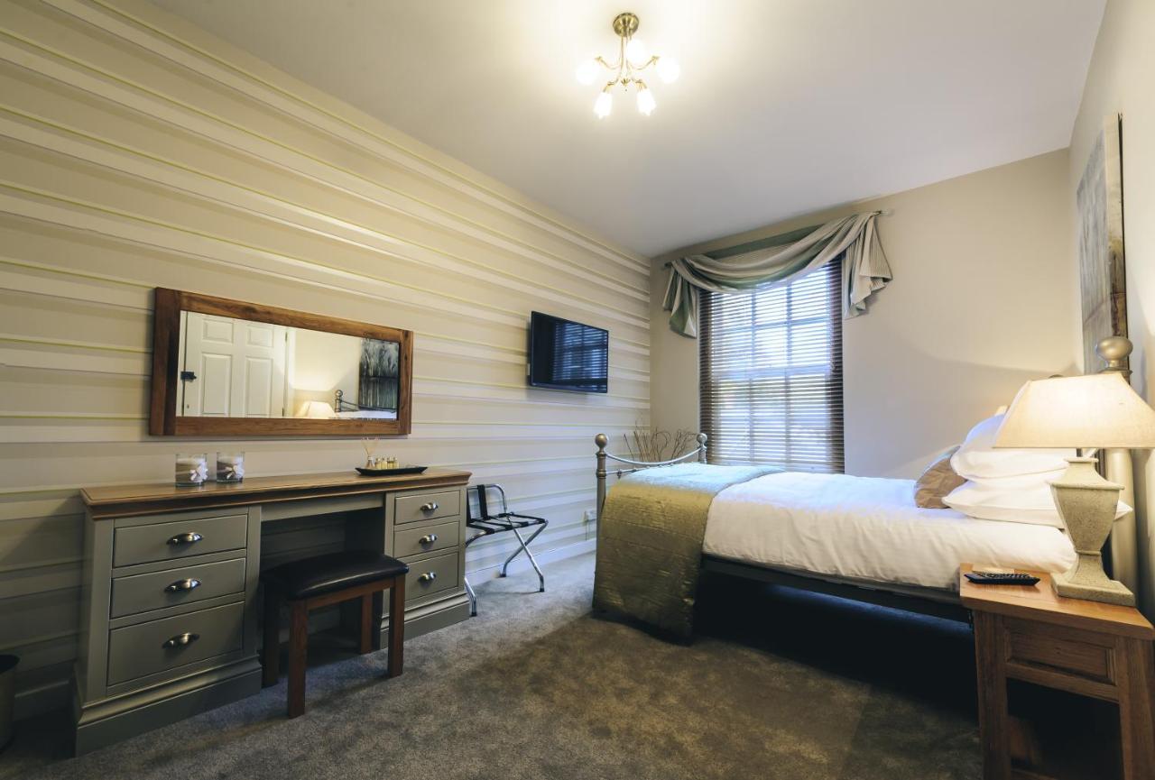De Courceys Manor & Cardiff