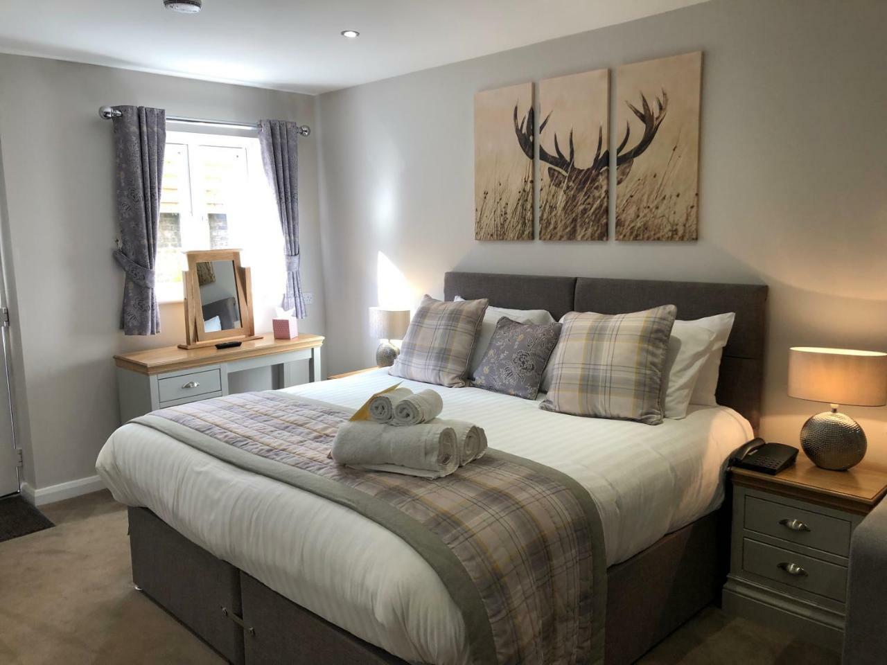 De Courceys Manor & *