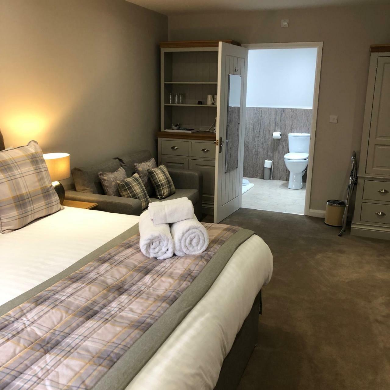 De Courceys Manor & Cardiff