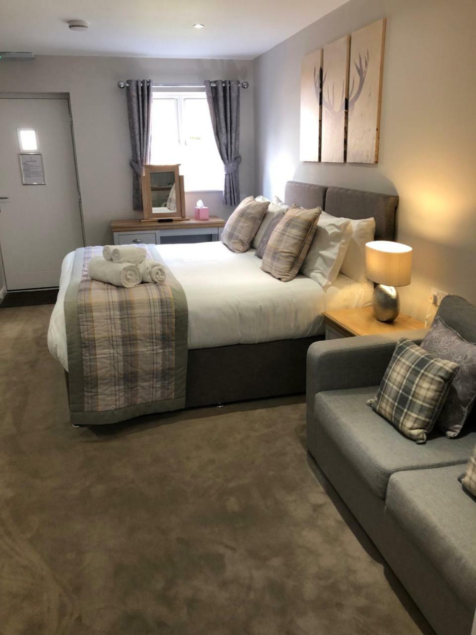 De Courceys Manor & Cardiff